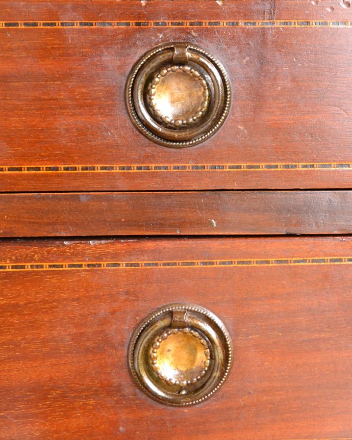 アンティークのドレッサー　アンティーク家具　英国輸入のアンティーク家具、ドレッシングチェスト（鏡台）。取っ手が素敵！アンティークならではの重厚感が出ています。(z-020-f)