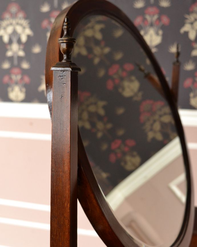 アンティークのドレッサー　アンティーク家具　英国輸入のアンティーク家具、ドレッシングチェスト（鏡台）。大きな鏡はお部屋を広く見せる効果大。(z-020-f)