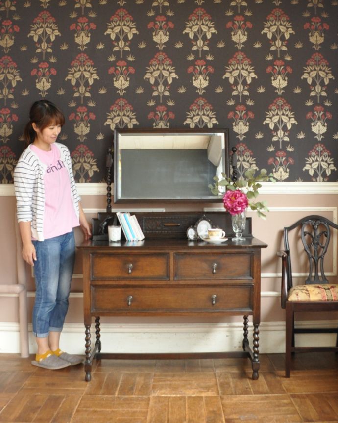 アンティークのドレッサー　アンティーク家具　英国のオシャレなアンティーク家具、実用的なドレッシングチェスト（鏡台）。落ち着きと品のあるデザイン。(z-021-f)