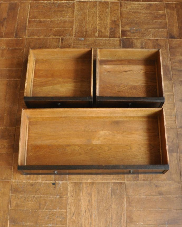 アンティークのドレッサー　アンティーク家具　英国のオシャレなアンティーク家具、実用的なドレッシングチェスト（鏡台）。引き出しは３杯。(z-021-f)