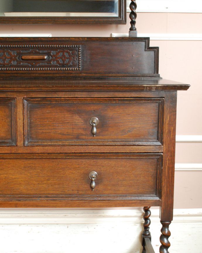 アンティークのドレッサー　アンティーク家具　英国のオシャレなアンティーク家具、実用的なドレッシングチェスト（鏡台）。大きな引き出しがあるので、しっかり収納。(z-021-f)