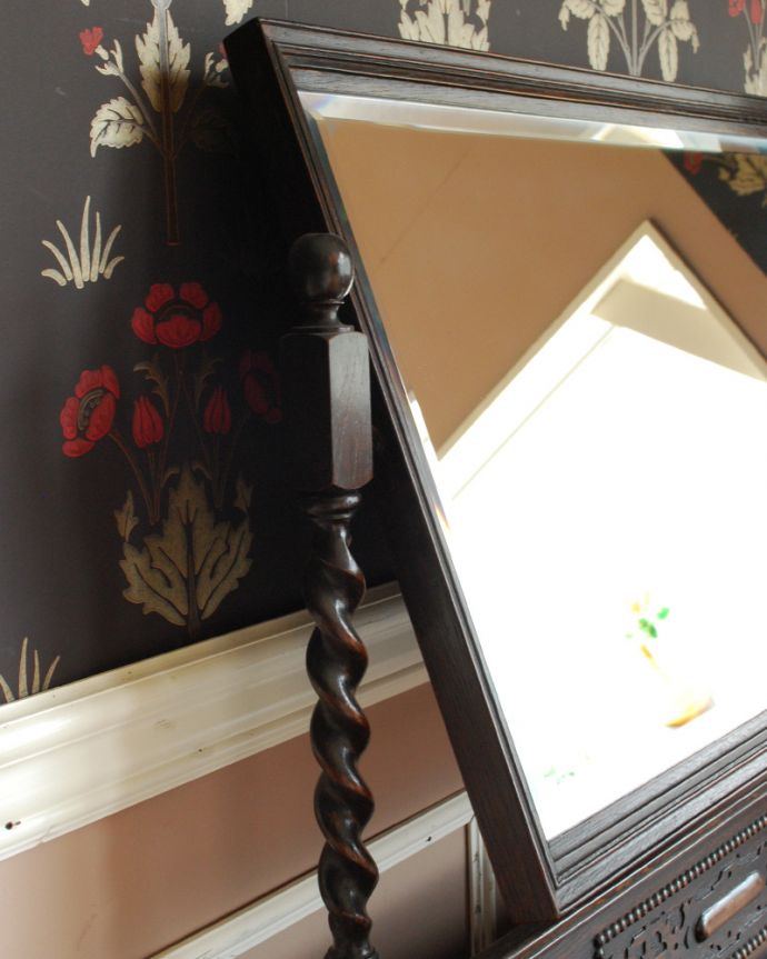 アンティークのドレッサー　アンティーク家具　英国のオシャレなアンティーク家具、実用的なドレッシングチェスト（鏡台）。多少の角度調節ができます。(z-021-f)