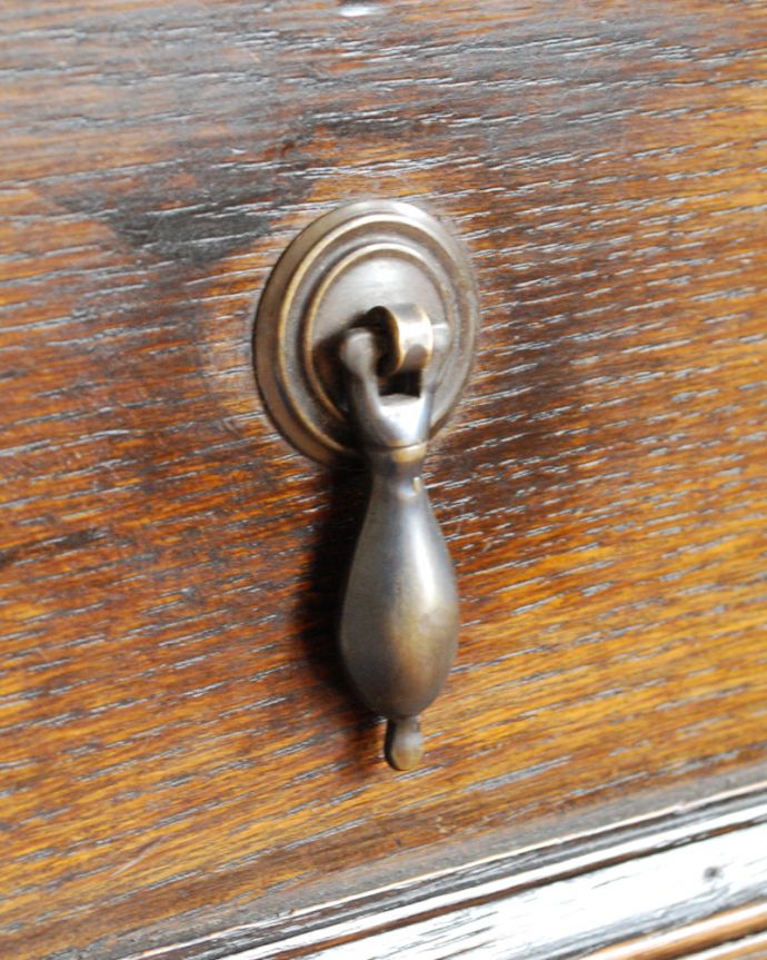 アンティークのドレッサー　アンティーク家具　英国のオシャレなアンティーク家具、実用的なドレッシングチェスト（鏡台）。アンティークならではの重厚感のある取っ手です。(z-021-f)