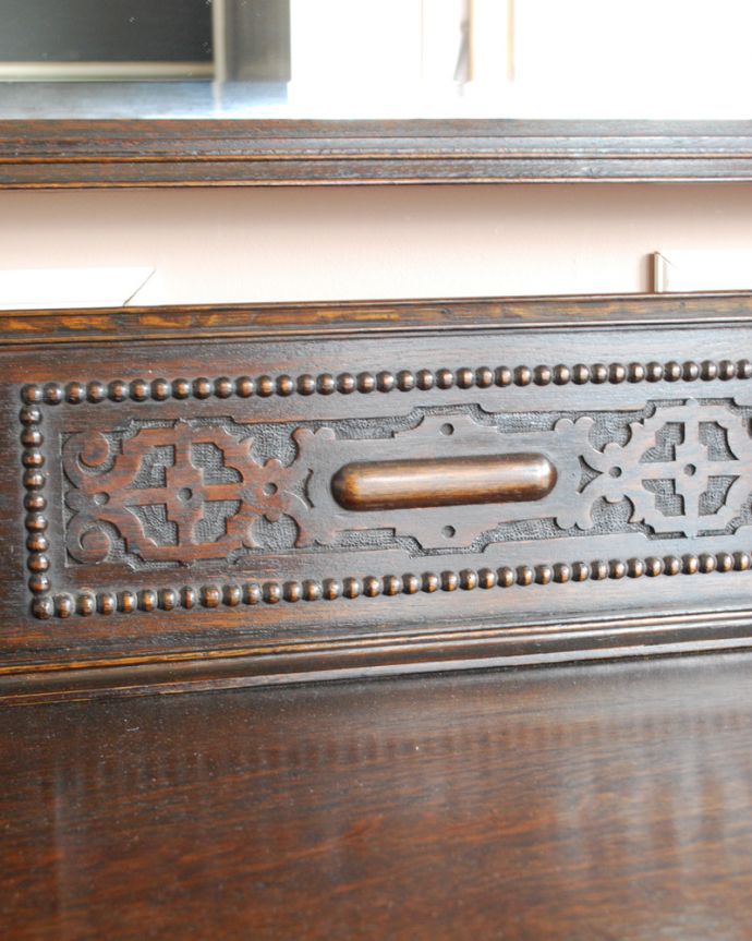 アンティークのドレッサー　アンティーク家具　英国のオシャレなアンティーク家具、実用的なドレッシングチェスト（鏡台）。繊細な装飾は見とれる程美しいです。(z-021-f)