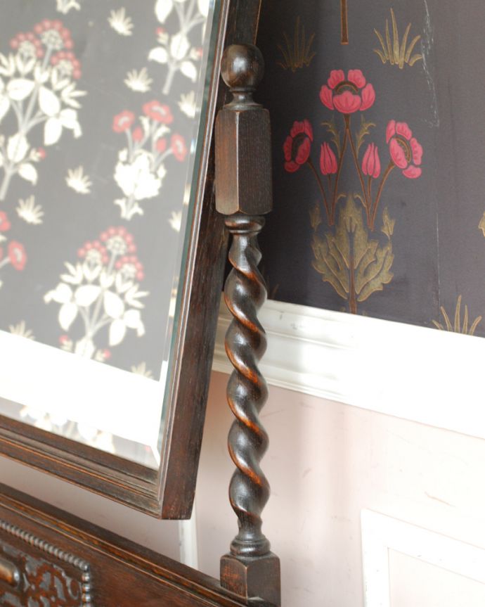 アンティークのドレッサー　アンティーク家具　英国のオシャレなアンティーク家具、実用的なドレッシングチェスト（鏡台）。アンティークのミラーにの横にも美しいツイストの装飾が着いています。(z-021-f)