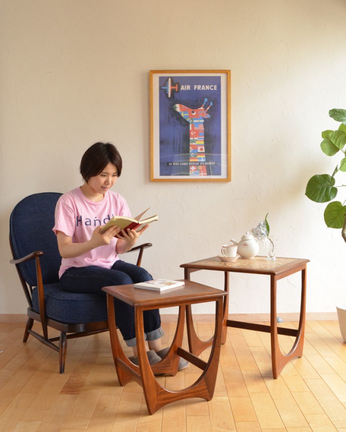 G-PLAN(Gプラン)　アンティーク家具　ビンテージの北欧家具、お花のタイルがお部屋を華やかにしてくれるネストテーブル（G-plan）。大きさも高さも違う２つのテーブルは用途や場所によって使い分けられるからとっても便利！（モデルの身長は158cmです）。(z-024-f)