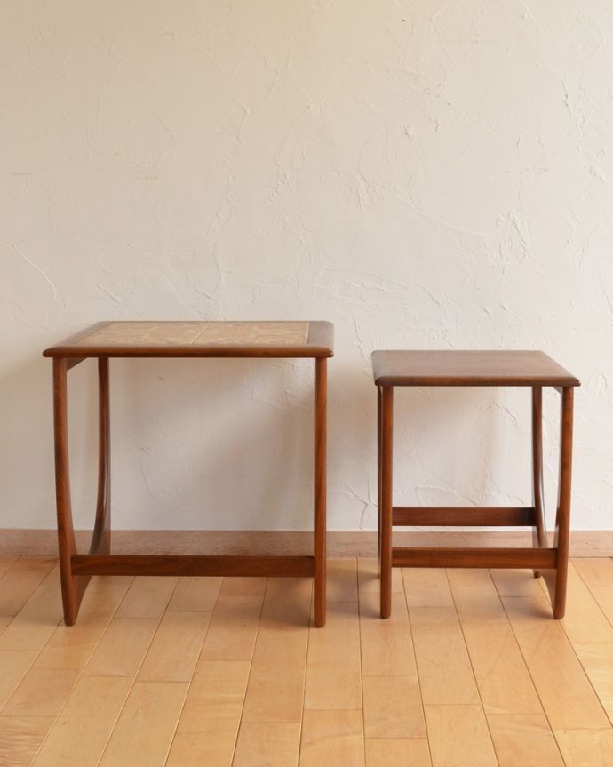 G-PLAN(Gプラン)　アンティーク家具　ビンテージの北欧家具、お花のタイルがお部屋を華やかにしてくれるネストテーブル（G-plan）。２台のテーブルをセットでお届けします。(z-024-f)