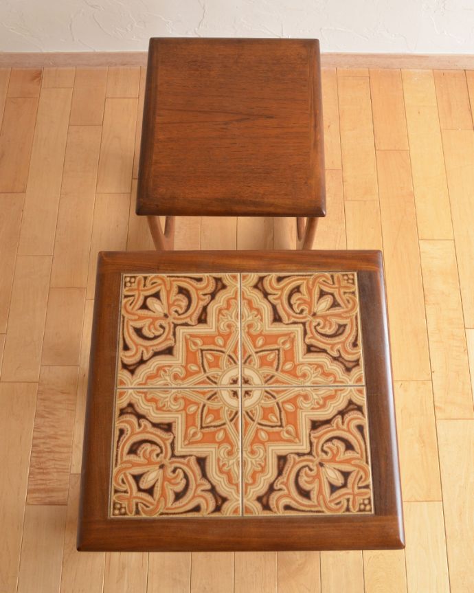 G-PLAN(Gプラン)　アンティーク家具　ビンテージの北欧家具、お花のタイルがお部屋を華やかにしてくれるネストテーブル（G-plan）。天板もピカピカです。(z-024-f)