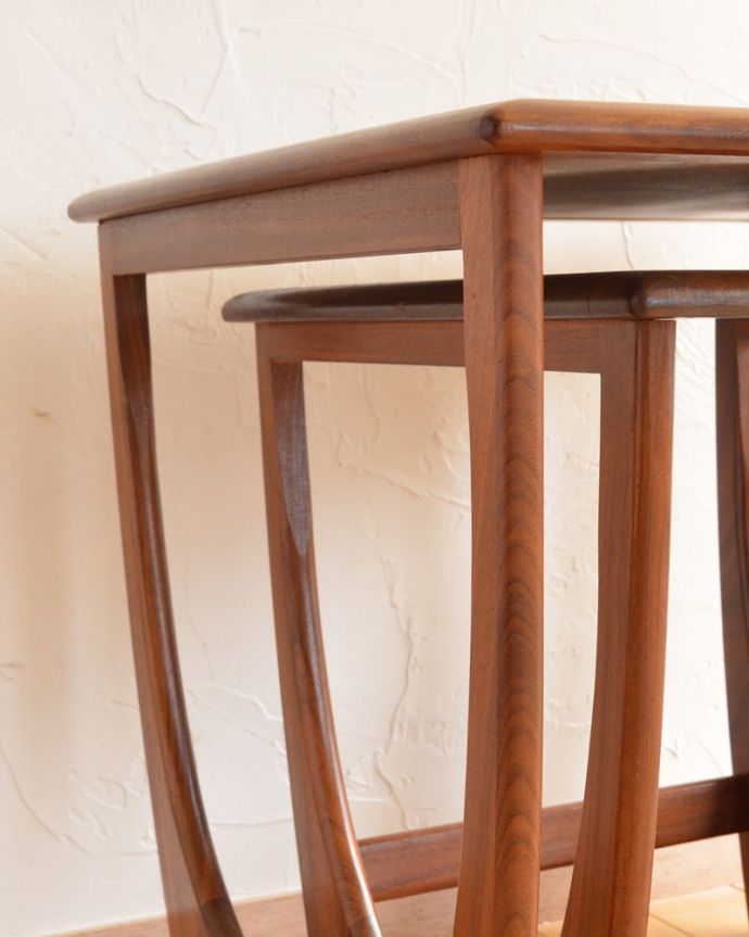 G-PLAN(Gプラン)　アンティーク家具　ビンテージの北欧家具、お花のタイルがお部屋を華やかにしてくれるネストテーブル（G-plan）。天板の角が緩やかにカットされていて、優しい印象です。(z-024-f)