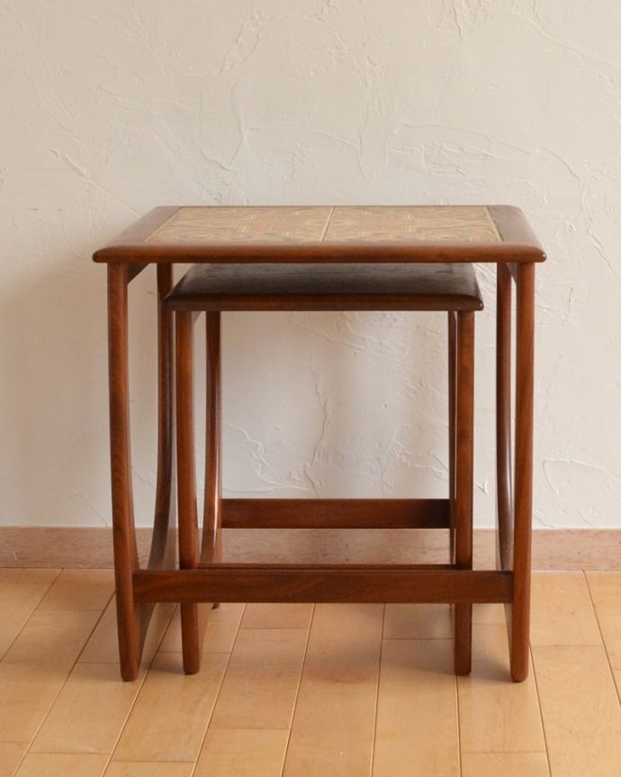 G-PLAN(Gプラン)　アンティーク家具　ビンテージの北欧家具、お花のタイルがお部屋を華やかにしてくれるネストテーブル（G-plan）。繊細な形が美しい脚。(z-024-f)