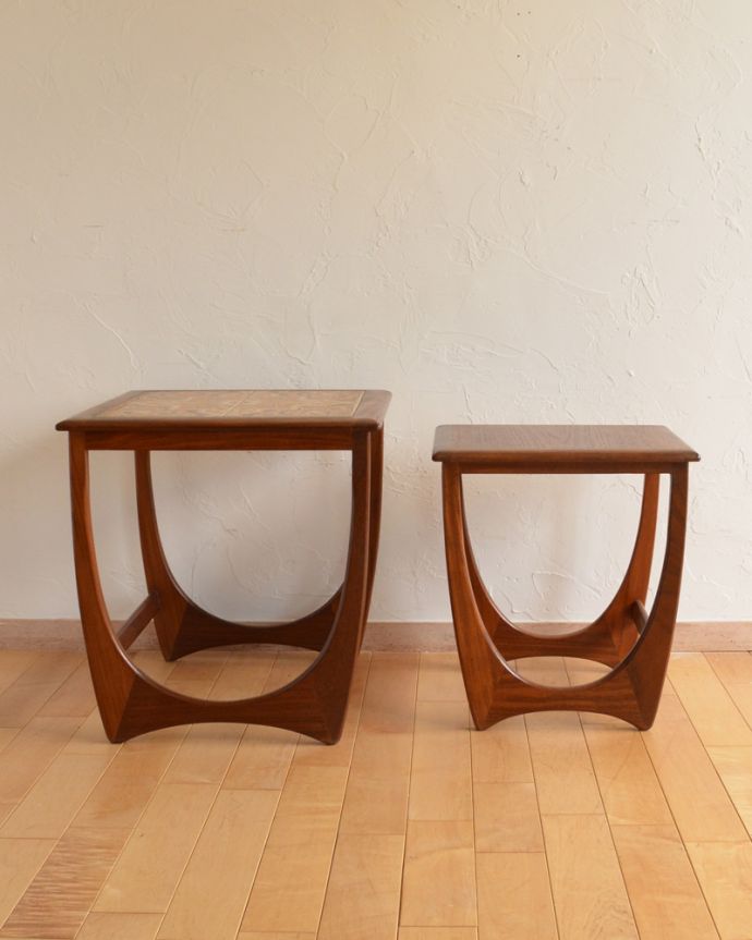 G-PLAN(Gプラン)　アンティーク家具　ビンテージの北欧家具、お花のタイルがお部屋を華やかにしてくれるネストテーブル（G-plan）。アンティークは新品ではないので、経年変化によるキズはありますが、専門の職人によって目立たないようにキレイにお直しをしています。(z-024-f)