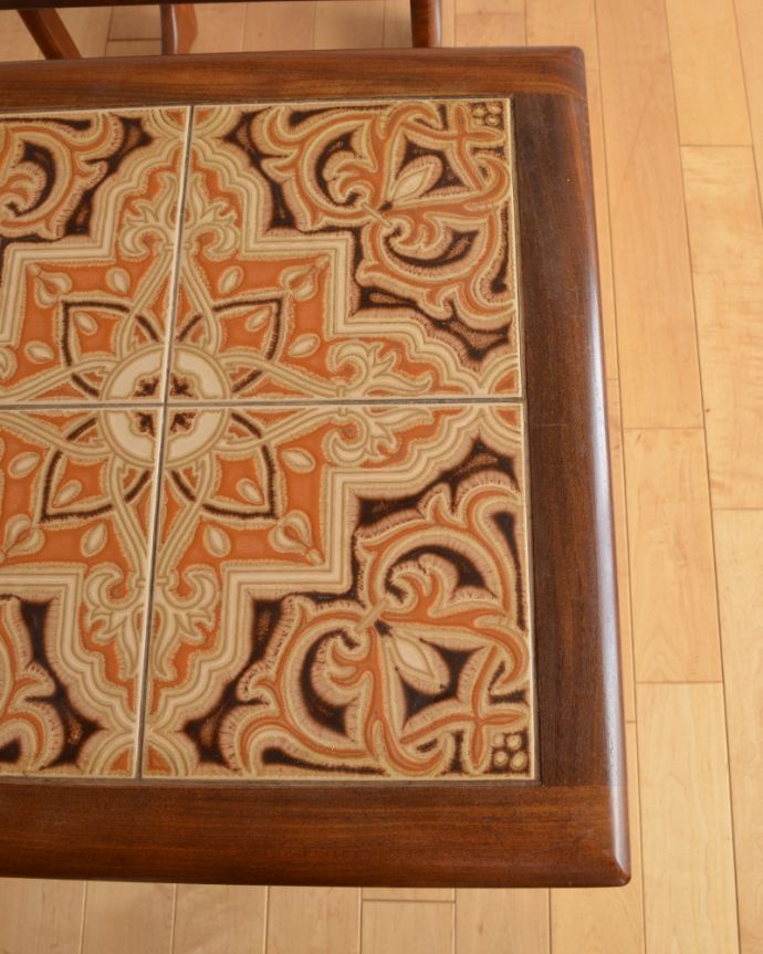 G-PLAN(Gプラン)　アンティーク家具　ビンテージの北欧家具、お花のタイルがお部屋を華やかにしてくれるネストテーブル（G-plan）。華やかな印象のアンティークタイル。(z-024-f)