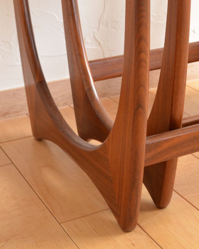 G-PLAN(Gプラン)　アンティーク家具　ビンテージの北欧家具、お花のタイルがお部屋を華やかにしてくれるネストテーブル（G-plan）。スッキリとしたかっこいいデザイン。(z-024-f)