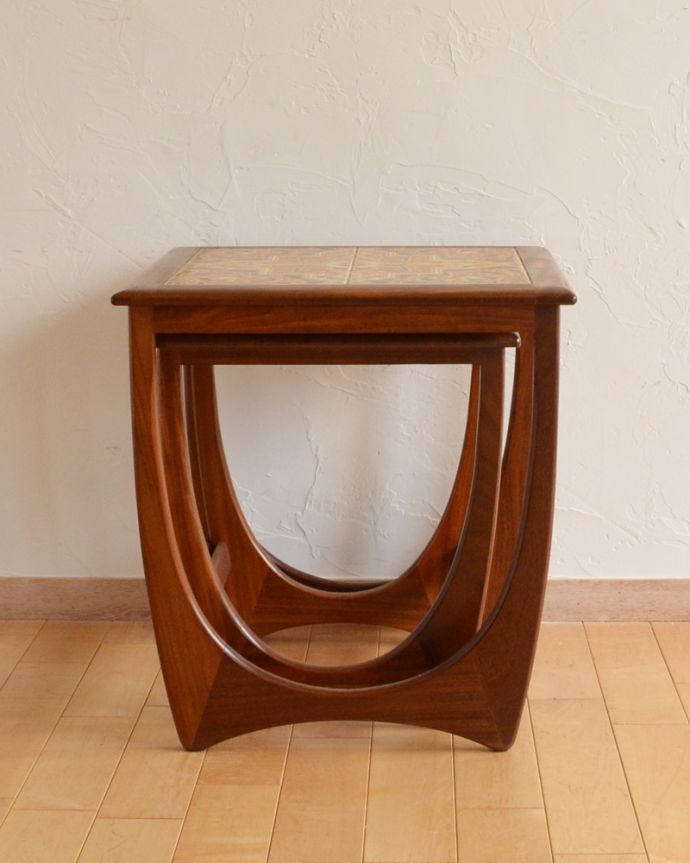 G-PLAN(Gプラン)　アンティーク家具　ビンテージの北欧家具、お花のタイルがお部屋を華やかにしてくれるネストテーブル（G-plan）。テーブルはこんな風に収まります。(z-024-f)