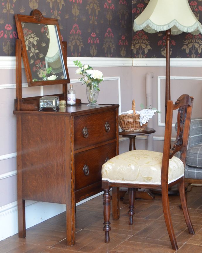 アンティークのドレッサー　アンティーク家具　リビングにも置いて使える、コンパクトなドレッシングチェスト、アンティーク英国家具。リビングの片隅でも存在感を放つ美しさちょっと空いているリビングのスペースに置いてみても、美しいデザインに目が惹かれます。(z-026-f)
