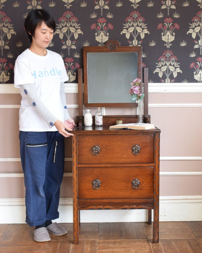 アンティークのドレッサー　アンティーク家具　リビングにも置いて使える、コンパクトなドレッシングチェスト、アンティーク英国家具。ディスプレイを楽しんだり、化粧台にしたり。(z-026-f)