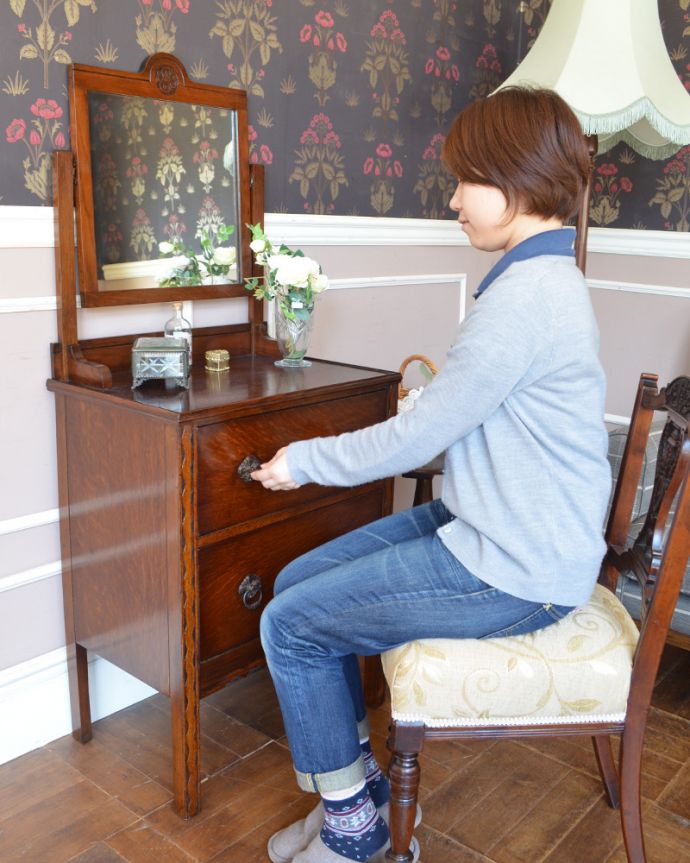 アンティークのドレッサー　アンティーク家具　リビングにも置いて使える、コンパクトなドレッシングチェスト、アンティーク英国家具。座って使えば、自分だけの優雅な時間が過ごせちゃう･･･落ち着きと品のあるデザインは、寝室で使うだけじゃもったいない！リビングや玄関など、目立つところに置いて使ってみてはいかがでしょう？。(z-026-f)