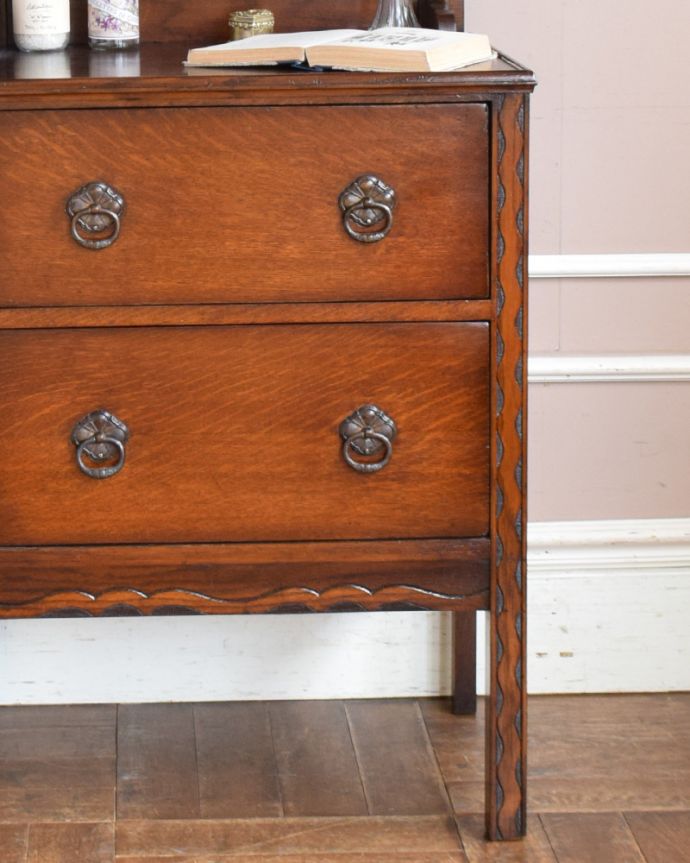 アンティークのドレッサー　アンティーク家具　リビングにも置いて使える、コンパクトなドレッシングチェスト、アンティーク英国家具。お気に入りのチェアと合わせて、自分だけのスペースを作ってみてください。(z-026-f)