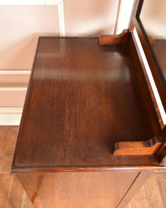 アンティークのドレッサー　アンティーク家具　リビングにも置いて使える、コンパクトなドレッシングチェスト、アンティーク英国家具。天板も木目がとってもキレイです。(z-026-f)