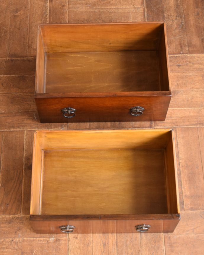 アンティークのドレッサー　アンティーク家具　リビングにも置いて使える、コンパクトなドレッシングチェスト、アンティーク英国家具。引き出しです。(z-026-f)