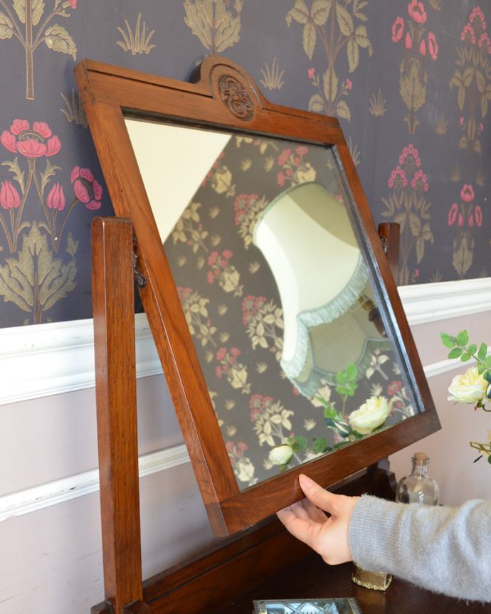 アンティークのドレッサー　アンティーク家具　リビングにも置いて使える、コンパクトなドレッシングチェスト、アンティーク英国家具。大きな鏡はお部屋を広く見せる効果大。(z-026-f)