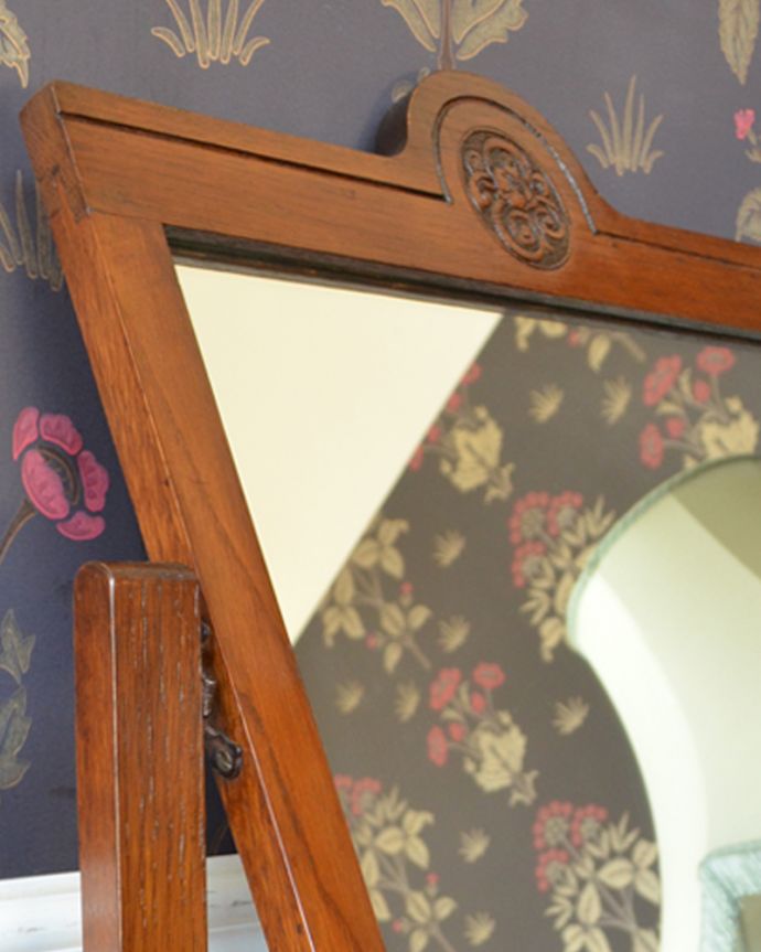 アンティークのドレッサー　アンティーク家具　リビングにも置いて使える、コンパクトなドレッシングチェスト、アンティーク英国家具。アンティークのミラーには美しいカッティングが入っているので高級感があります。(z-026-f)