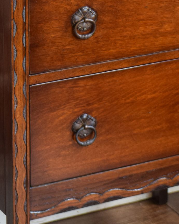 アンティークのドレッサー　アンティーク家具　リビングにも置いて使える、コンパクトなドレッシングチェスト、アンティーク英国家具。引き出しの縁どりの繊細な装飾は見とれる程美しいです。(z-026-f)