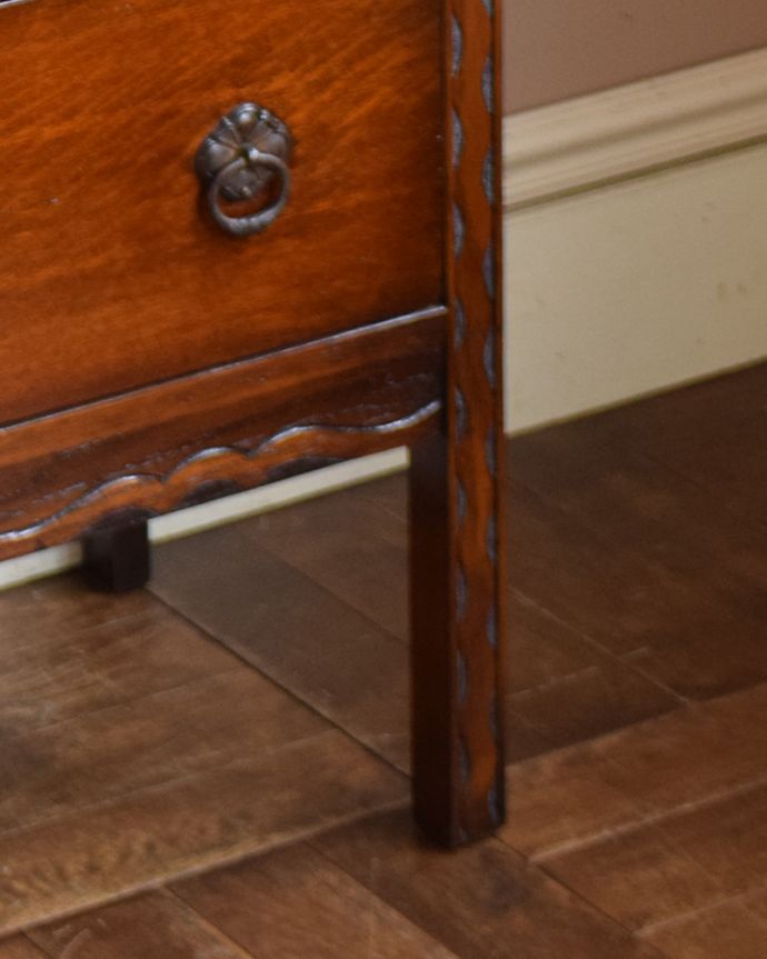 アンティークのドレッサー　アンティーク家具　リビングにも置いて使える、コンパクトなドレッシングチェスト、アンティーク英国家具。スッキリと細長い脚です。(z-026-f)