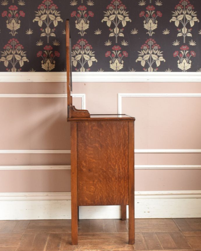 アンティークのドレッサー　アンティーク家具　リビングにも置いて使える、コンパクトなドレッシングチェスト、アンティーク英国家具。木製で丈夫です。(z-026-f)