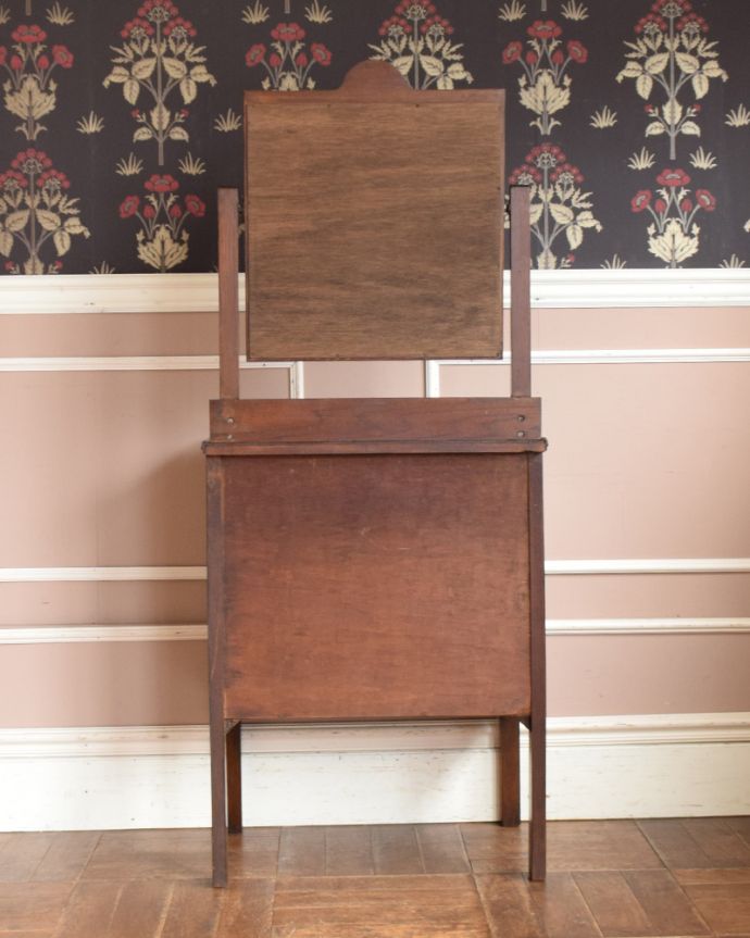 アンティークのドレッサー　アンティーク家具　リビングにも置いて使える、コンパクトなドレッシングチェスト、アンティーク英国家具。キチンとメンテナンスしてあるので、裏側もキレイです。(z-026-f)