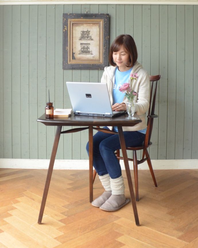 アーコールの家具 アンティーク家具 ダークカラーのサイドテーブル、人気なアーコール社のアンティーク家具。可愛いテーブルに食器が並ぶと、お家でカフェ気分を味わえます。(z-029-f)