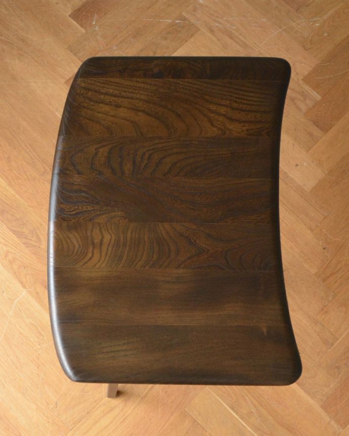 アーコールの家具 アンティーク家具 ダークカラーのサイドテーブル、人気なアーコール社のアンティーク家具。天板は、木目も美しく、キレイな状態です。(z-029-f)