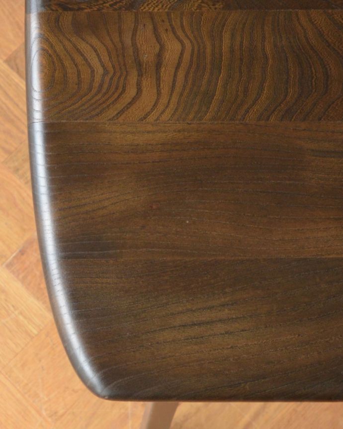 アーコールの家具 アンティーク家具 ダークカラーのサイドテーブル、人気なアーコール社のアンティーク家具。メンテナンスをしっかりしているので、ご安心ください。(z-029-f)