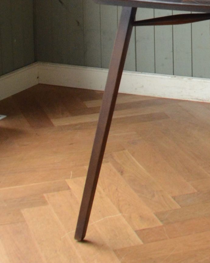 アーコールの家具 アンティーク家具 ダークカラーのサイドテーブル、人気なアーコール社のアンティーク家具。細い美しい脚がアーコールの特徴。(z-029-f)