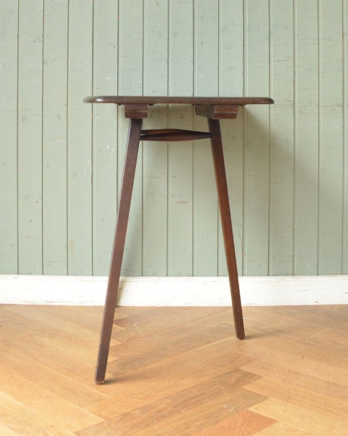 アーコールの家具 アンティーク家具 ダークカラーのサイドテーブル、人気なアーコール社のアンティーク家具。横から見てもスッキリとしたシルエットです。(z-029-f)