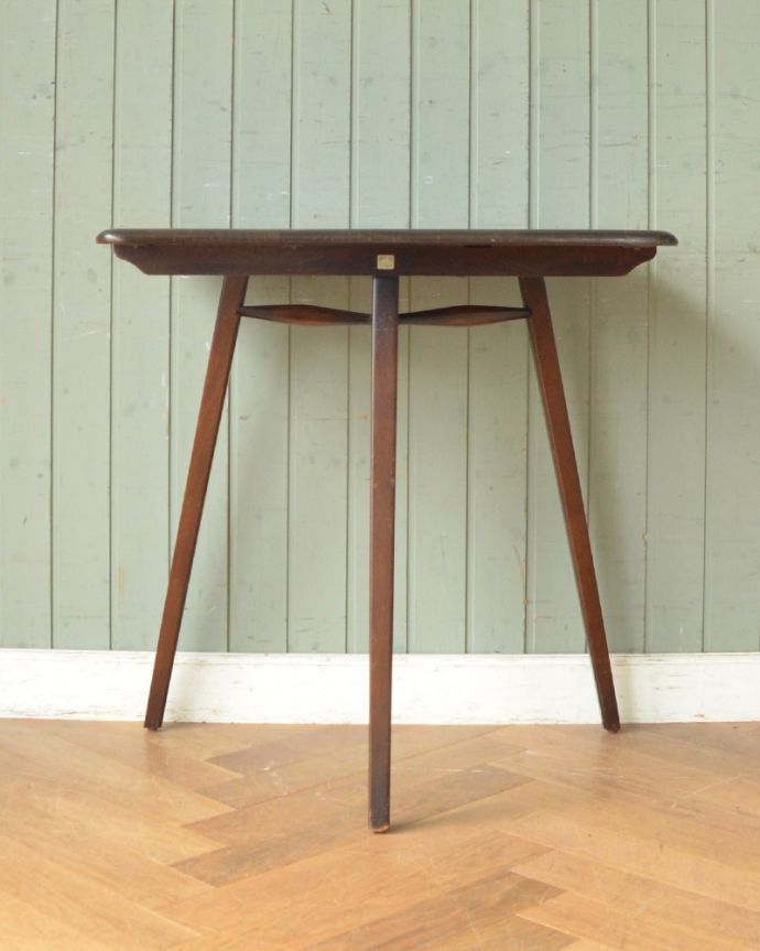 アーコールの家具 アンティーク家具 ダークカラーのサイドテーブル、人気なアーコール社のアンティーク家具。アンティークは新品ではないので、もちろん経年変化によるキズはありますが、専門の職人が目立たないようキレイにお直しをしているので、後姿までキレイです。(z-029-f)