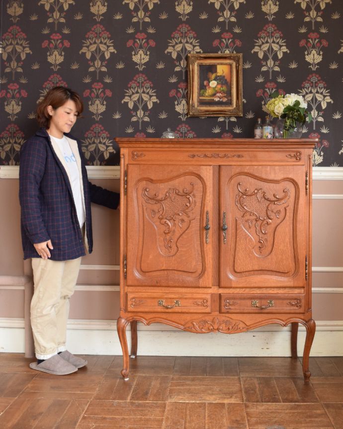 アンティークのキャビネット アンティーク家具 豪華な彫りが入ったキャビネット、南フランスのアンティーク家具。美しい彫で存在感があるキャビネット。(z-030-f)