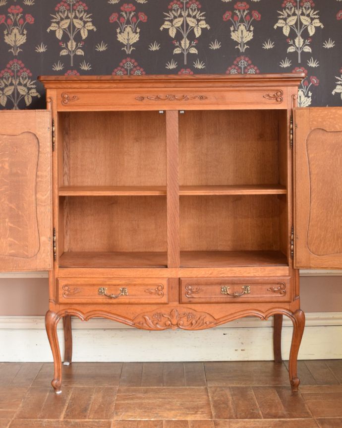 アンティークのキャビネット アンティーク家具 豪華な彫りが入ったキャビネット、南フランスのアンティーク家具。棚板があるので整理しやすいです。(z-030-f)