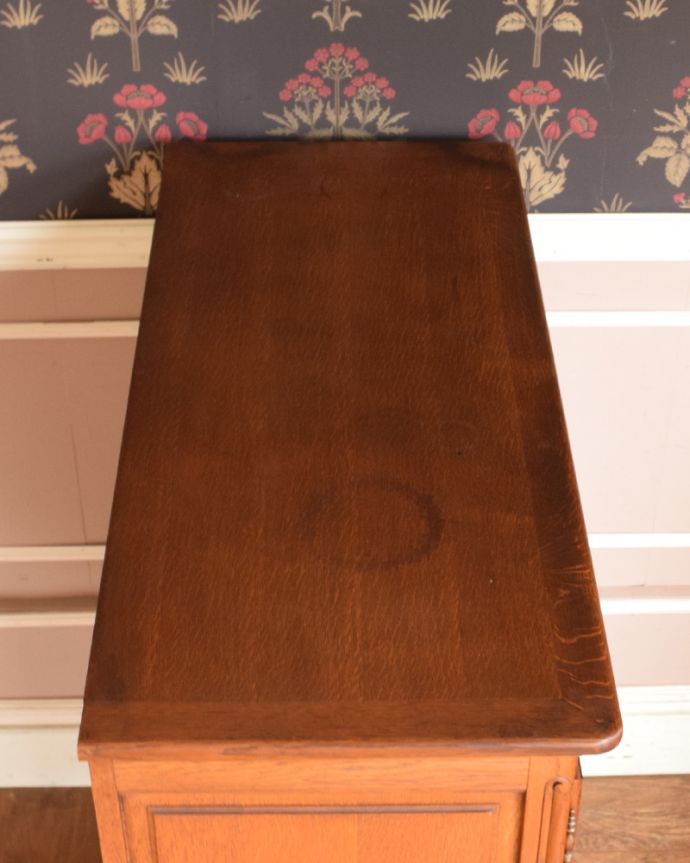 アンティークのキャビネット アンティーク家具 豪華な彫りが入ったキャビネット、南フランスのアンティーク家具。天板もキレイな状態で仕上げてあります。(z-030-f)