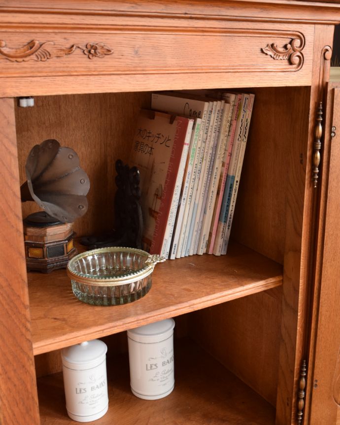 アンティークのキャビネット アンティーク家具 豪華な彫りが入ったキャビネット、南フランスのアンティーク家具。しっかり収納力があるのが嬉しいです。(z-030-f)