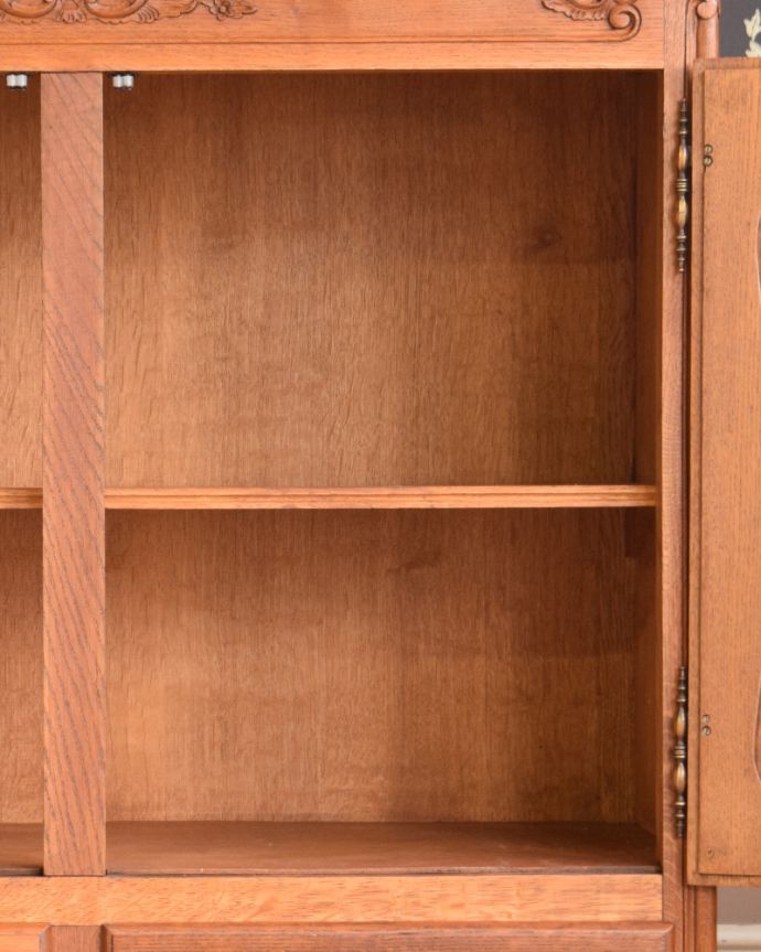 アンティークのキャビネット アンティーク家具 豪華な彫りが入ったキャビネット、南フランスのアンティーク家具。棚板は1枚。(z-030-f)