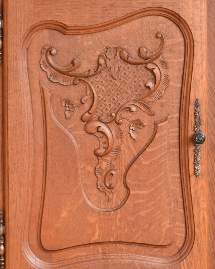 アンティークのキャビネット アンティーク家具 豪華な彫りが入ったキャビネット、南フランスのアンティーク家具。植物があしらわれた装飾にはどこか和の美しさを感じます。(z-030-f)