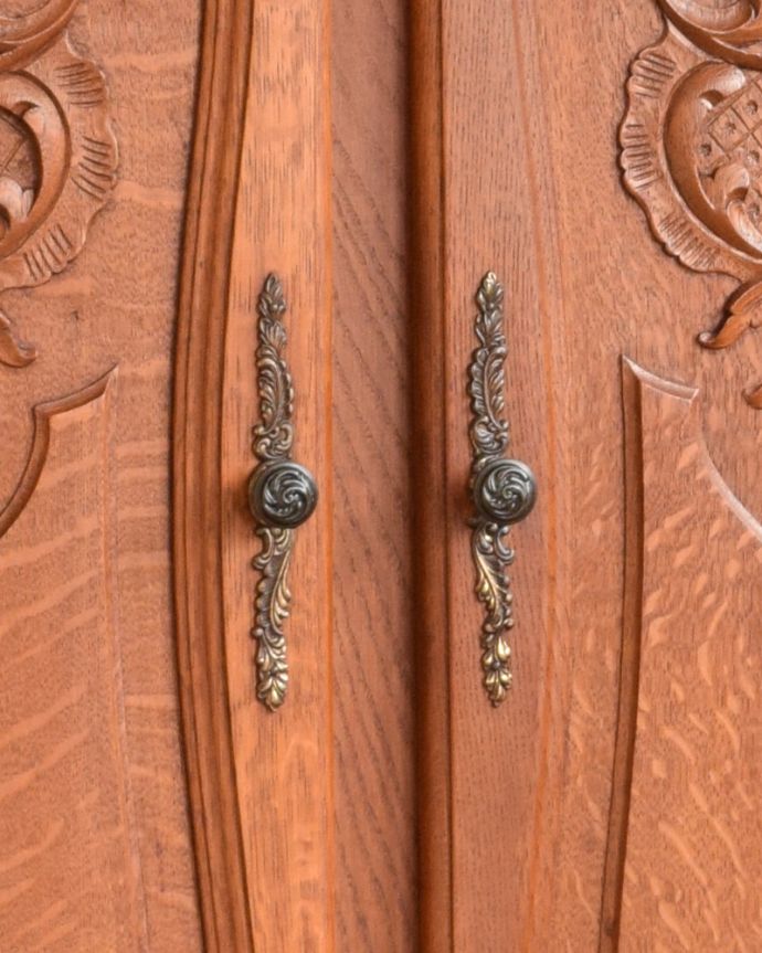 アンティークのキャビネット アンティーク家具 豪華な彫りが入ったキャビネット、南フランスのアンティーク家具。凝った繊細な装飾が、フランスらしいです。(z-030-f)