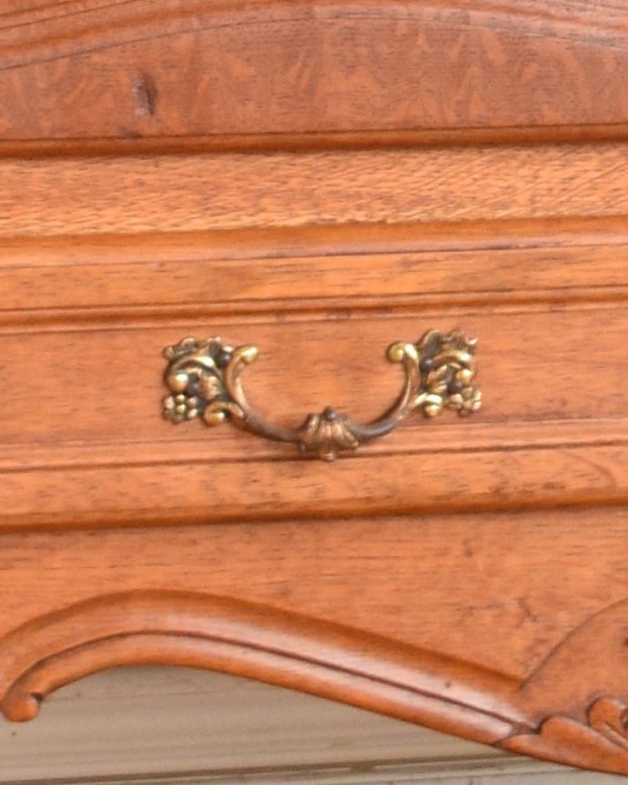 アンティークのキャビネット アンティーク家具 豪華な彫りが入ったキャビネット、南フランスのアンティーク家具。優雅な曲線の取っ手。(z-030-f)