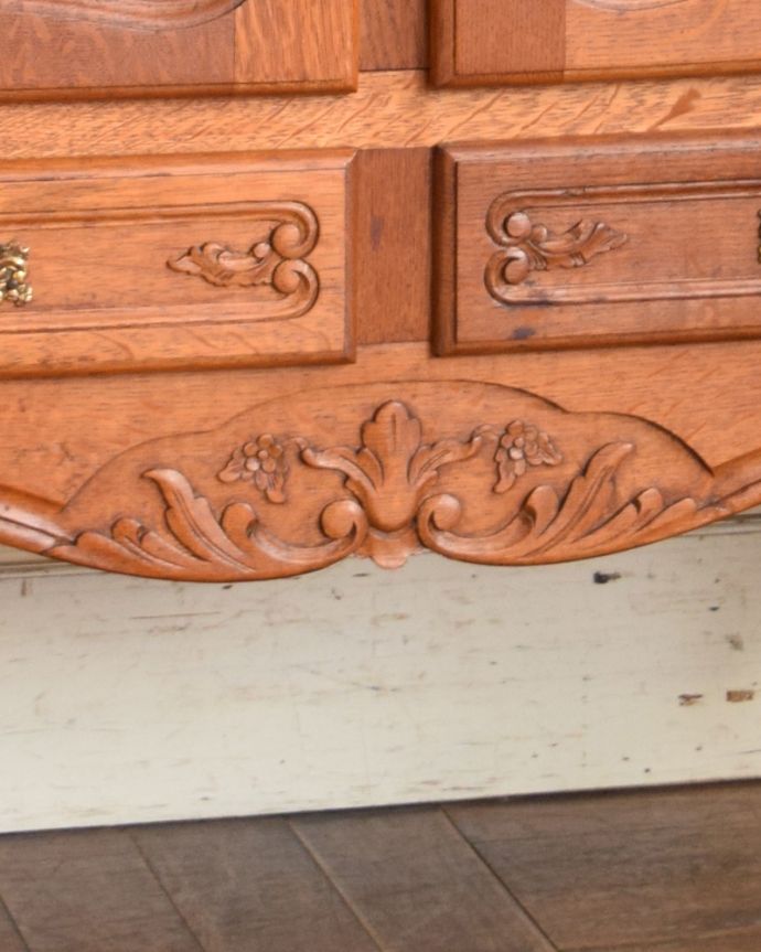 アンティークのキャビネット アンティーク家具 豪華な彫りが入ったキャビネット、南フランスのアンティーク家具。隅々までたっぷりと装飾が入っています。(z-030-f)