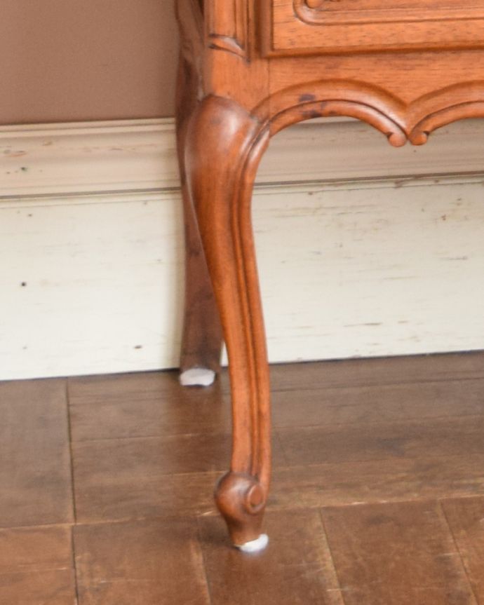 アンティークのキャビネット アンティーク家具 豪華な彫りが入ったキャビネット、南フランスのアンティーク家具。キュートな猫脚がキャビネットをしっかり支えてくれます。(z-030-f)