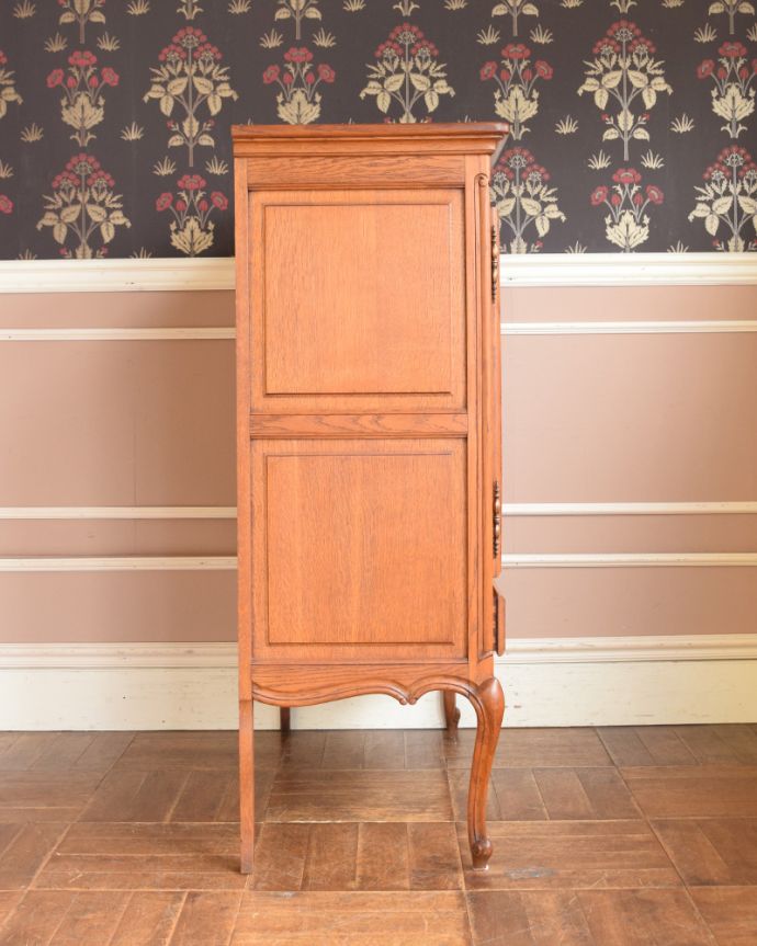 アンティークのキャビネット アンティーク家具 豪華な彫りが入ったキャビネット、南フランスのアンティーク家具。サイドも額縁みたいな高級感のある彫。(z-030-f)