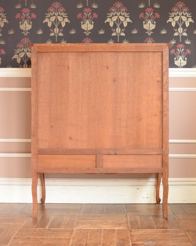 アンティークのキャビネット アンティーク家具 豪華な彫りが入ったキャビネット、南フランスのアンティーク家具。アンティークは新品ではないので、もちろん経年変化によるキズはありますが、専門の職人が目立たないようキレイにお直しをしているので、後姿までキレイです。(z-030-f)