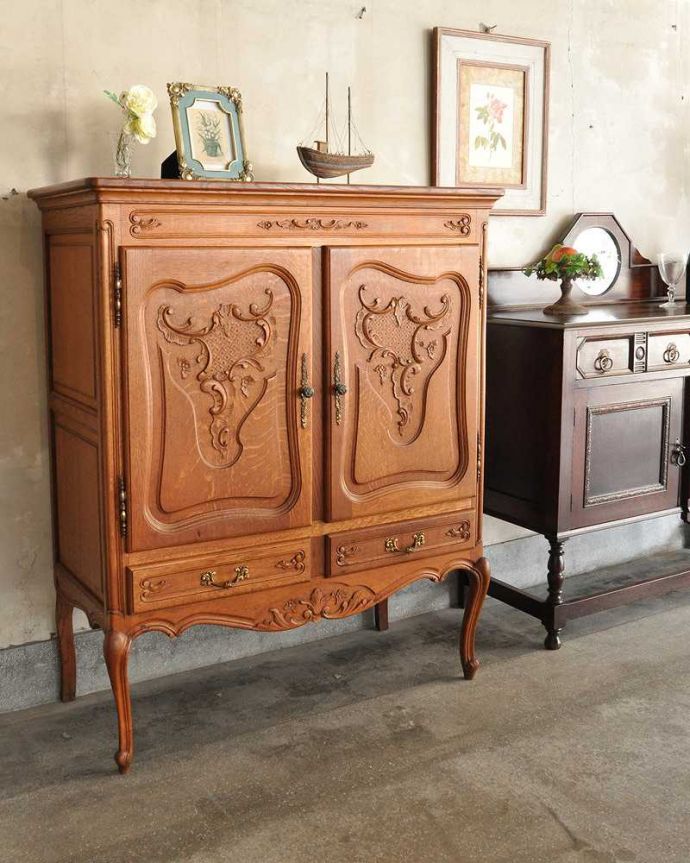 アンティークのキャビネット アンティーク家具 豪華な彫りが入ったキャビネット、南フランスのアンティーク家具。ミラーサイドボードと合わせたエレガントなスタイリング。(z-030-f)