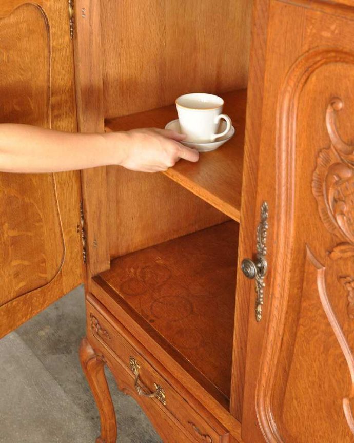 アンティークのキャビネット　アンティーク家具　豪華な彫りが入ったキャビネット、南フランスのアンティーク家具。。(z-030-f)